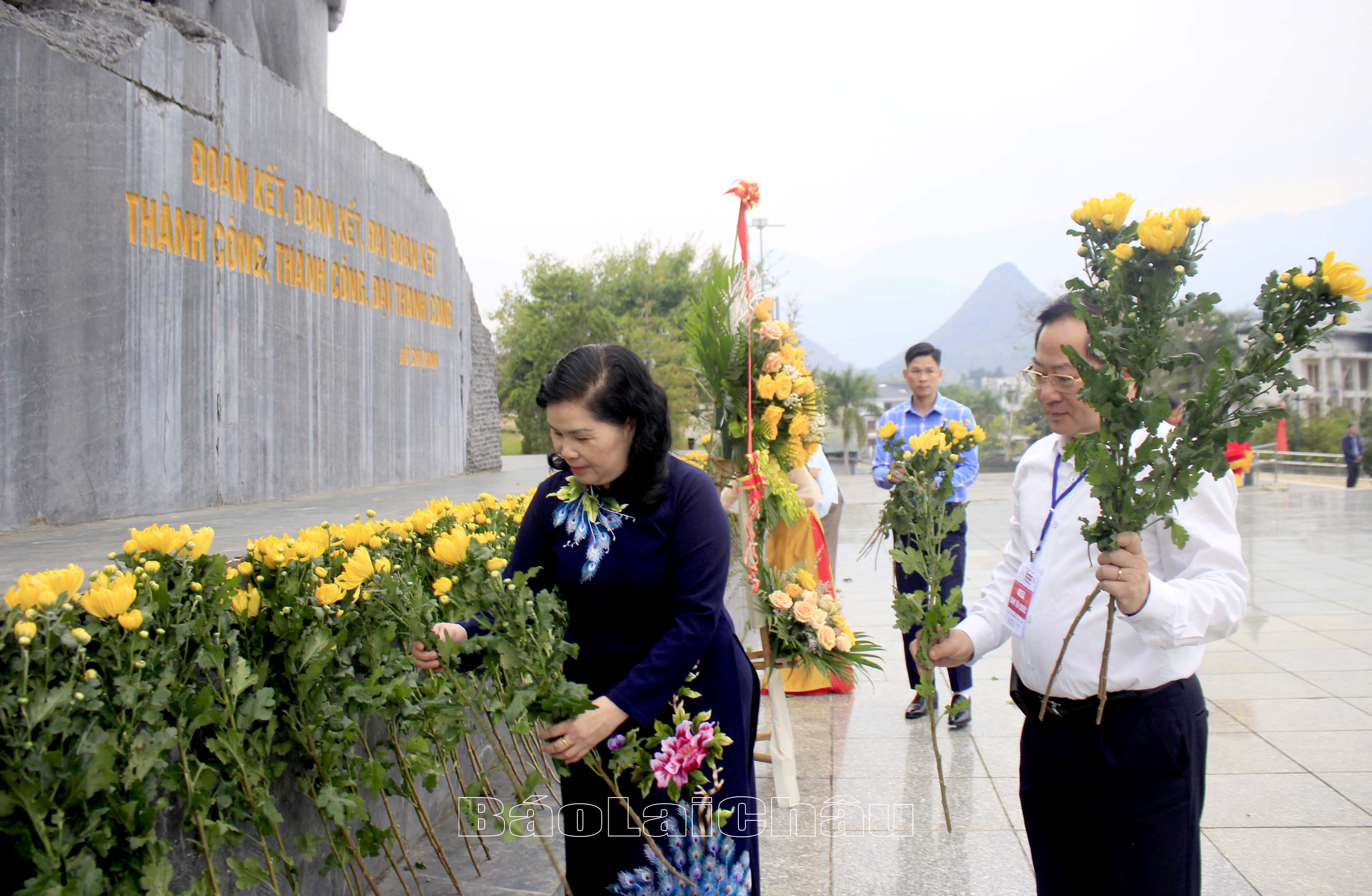 Các đồng chí Giàng Páo Mỷ - Bí thư Tỉnh uỷ; Lê Xuân Sơn - Tổng Biên tập Báo Tiền Phong dâng hoa tại khu tượng đài Bác Hồ với đồng bào các dân tộc Lai Châu. 