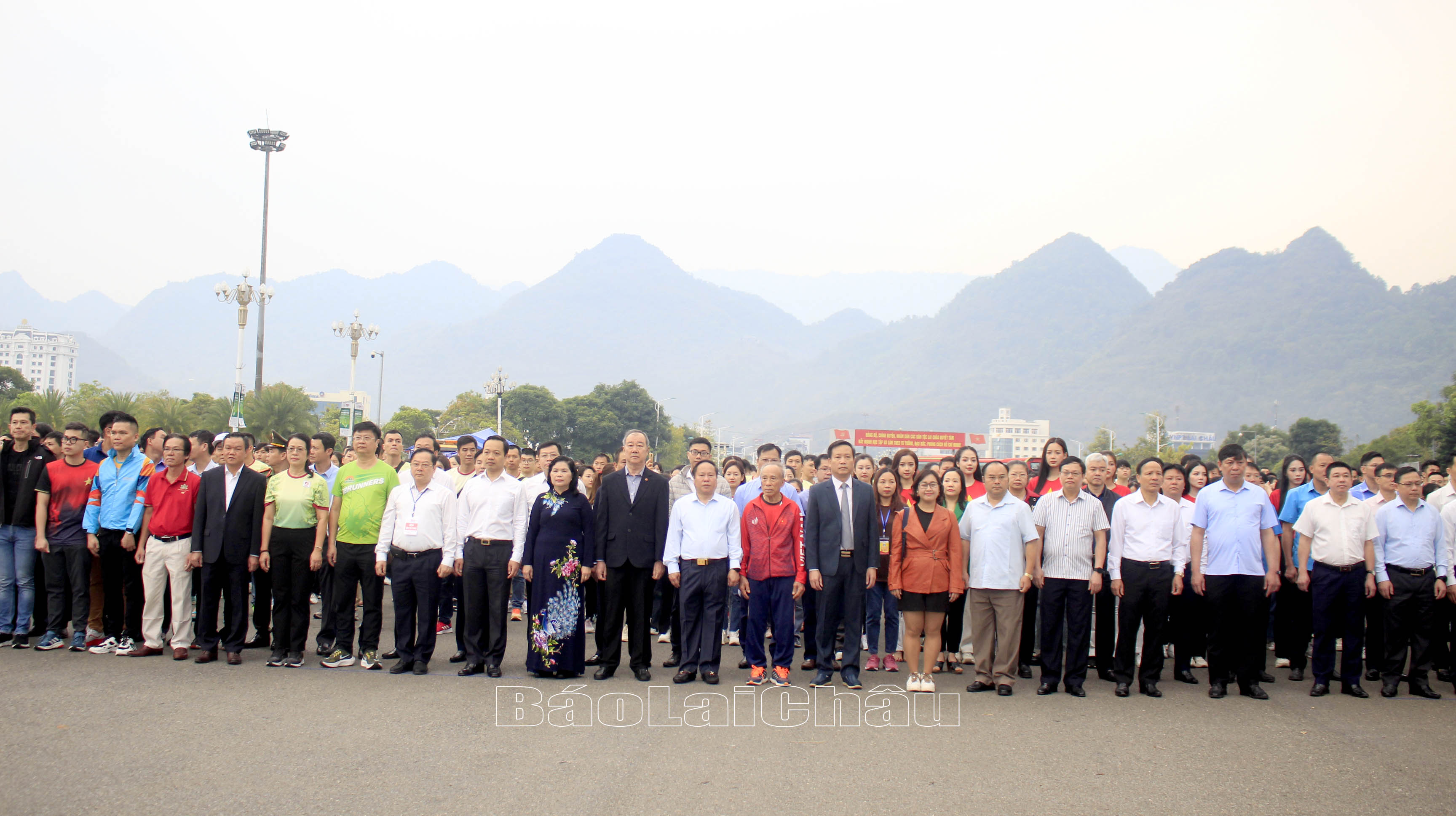 Các đồng chí lãnh đạo tỉnh, đại biểu, các vận động viên, Nhân dân và du khách tham dự lễ tượng cờ Tổ quốc. 