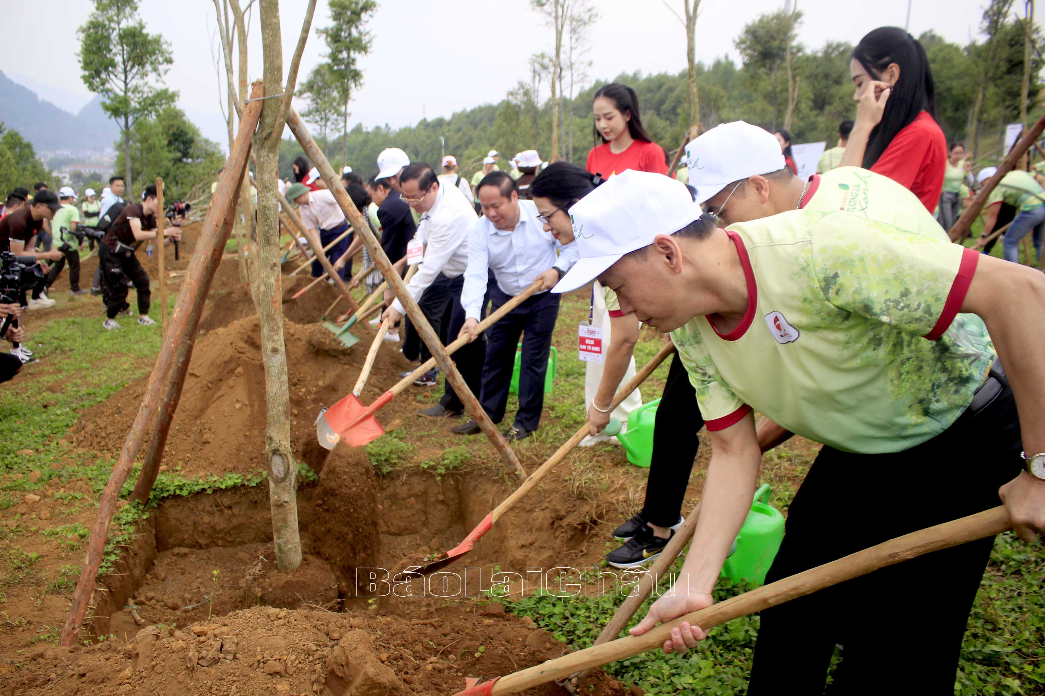 Các đại biểu trồng cây xanh tại Lâm viên cây xanh thành phóo Lai Châu. 