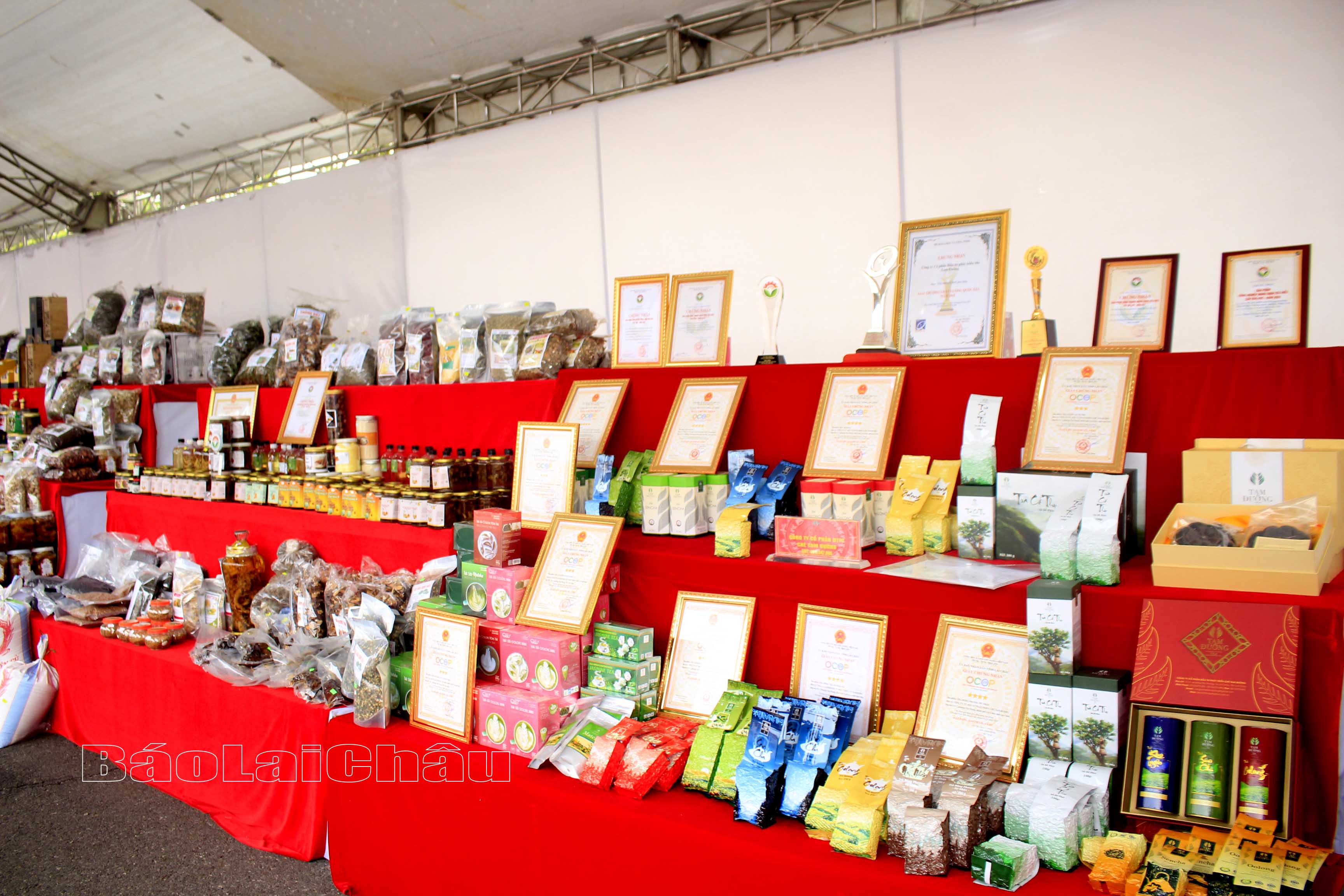Các sản phẩm OCOP, sản phẩm nông nghiệp của tỉnh trưng bày tại khu vực Quảng trường Nhân dân tỉnh hưởng ứng Giải Tiền Phong Marathon lần thứ 64 năm 2023. 