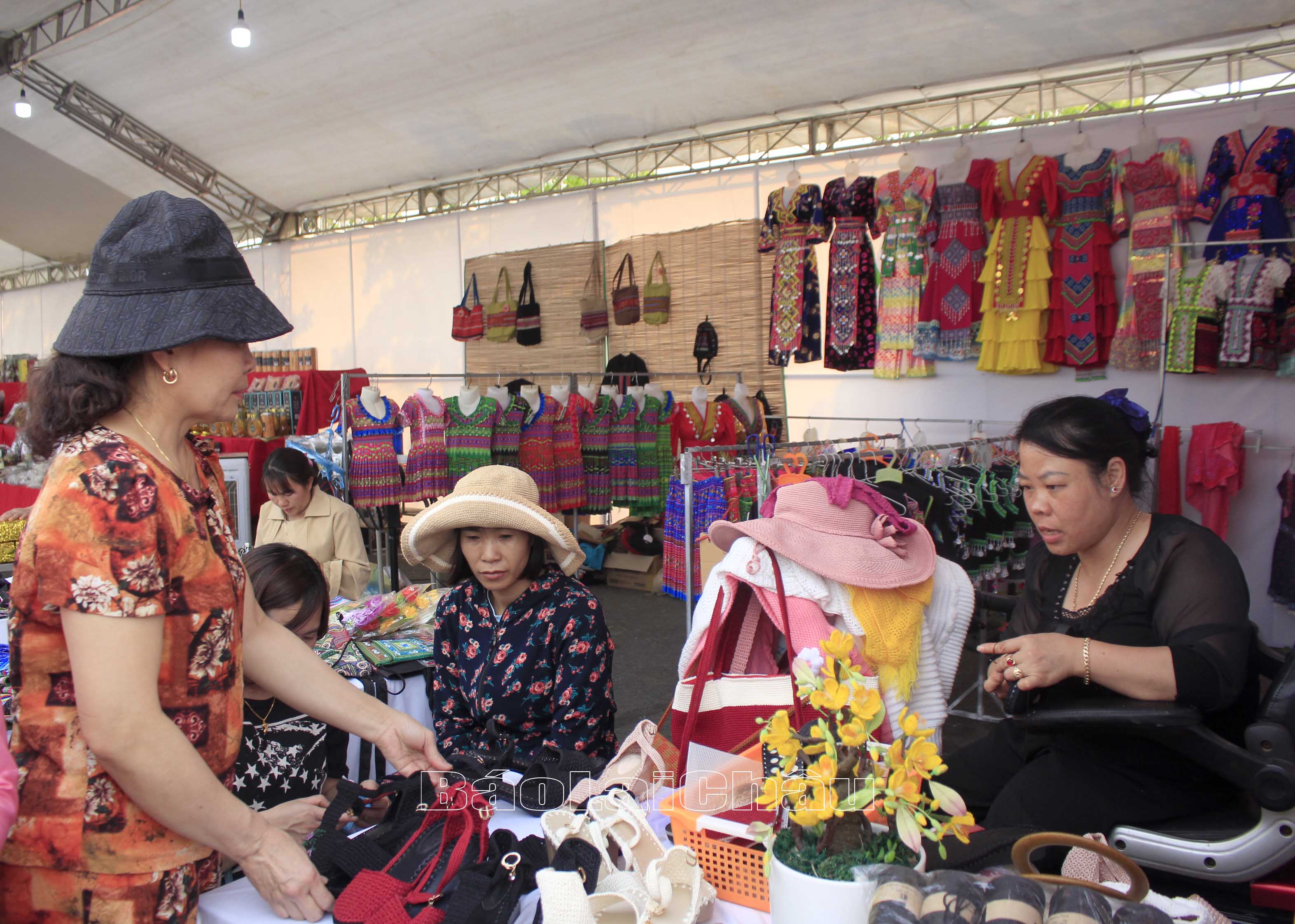 Một góc của các gian hàng giới thiệu sản phẩm thêu, quần áo dân tộc Mông và đồ handmake do người khuyết tật tỉnh làm.   