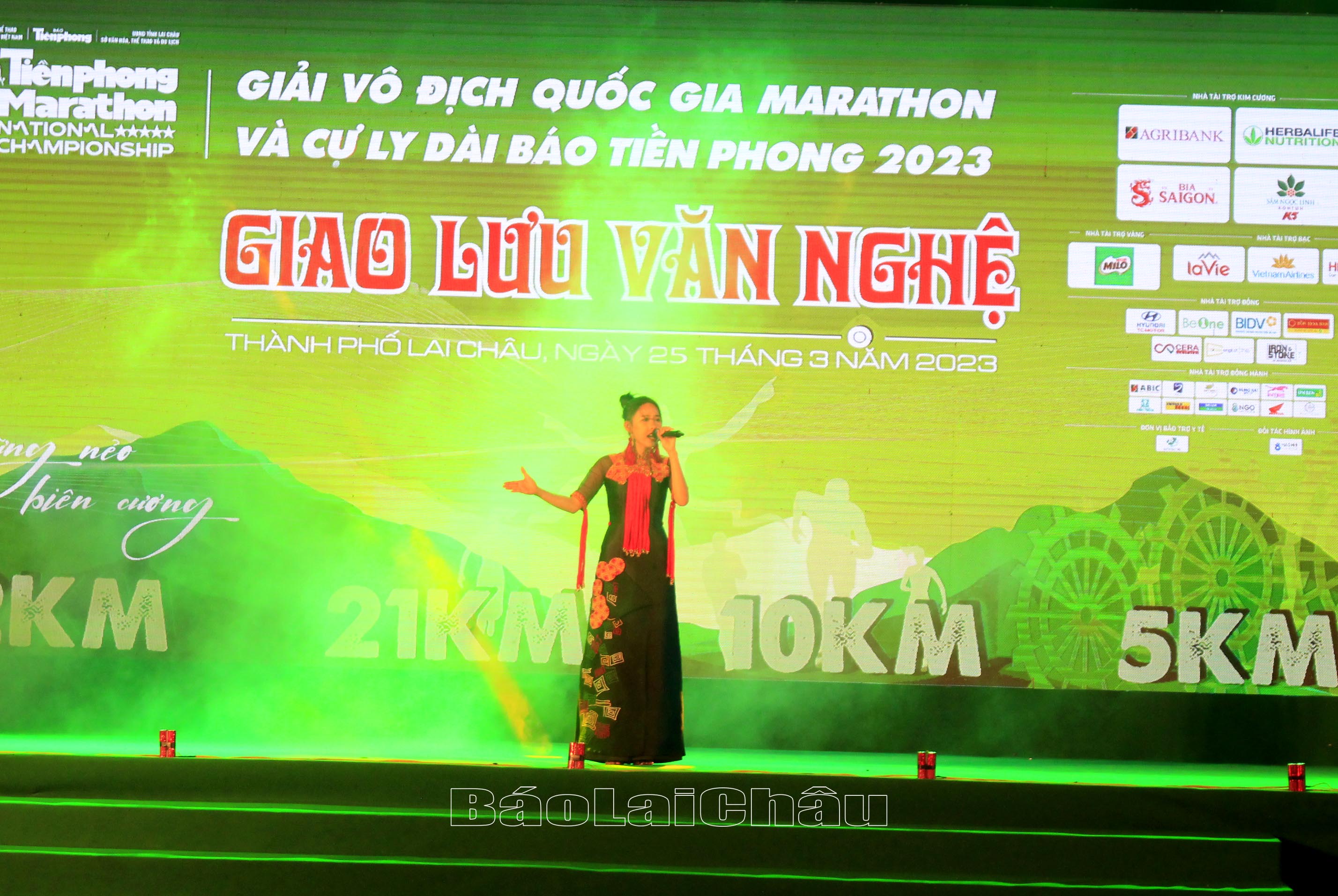 Á hậu Việt Nam 2022 Lê Nguyễn Ngọc Hằng giao lưu bài hát “Hát về anh". 