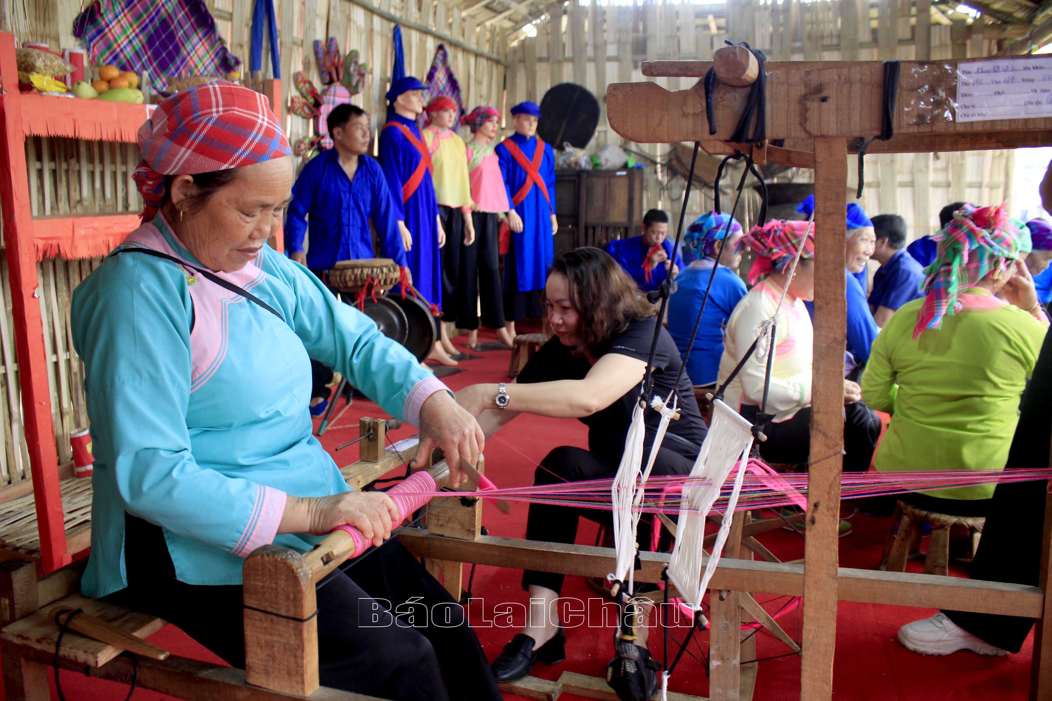 Nghề dệt vải của người dân tộc Giáy thu hút sự tham gia của nhiều du khách. 