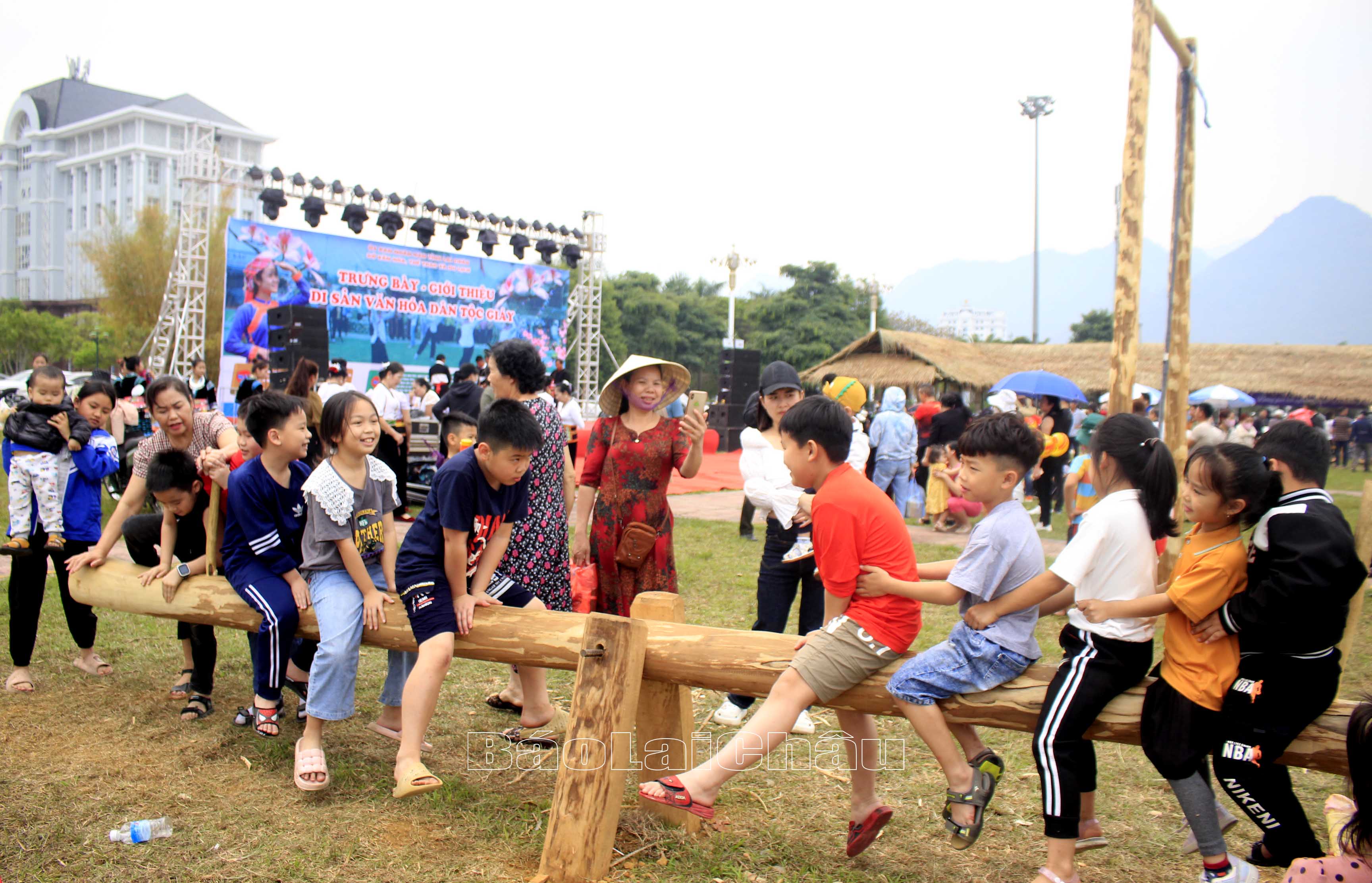 Các em nhỏ hào hứng với trò chơi cầu bập bênh bằng gỗ. 