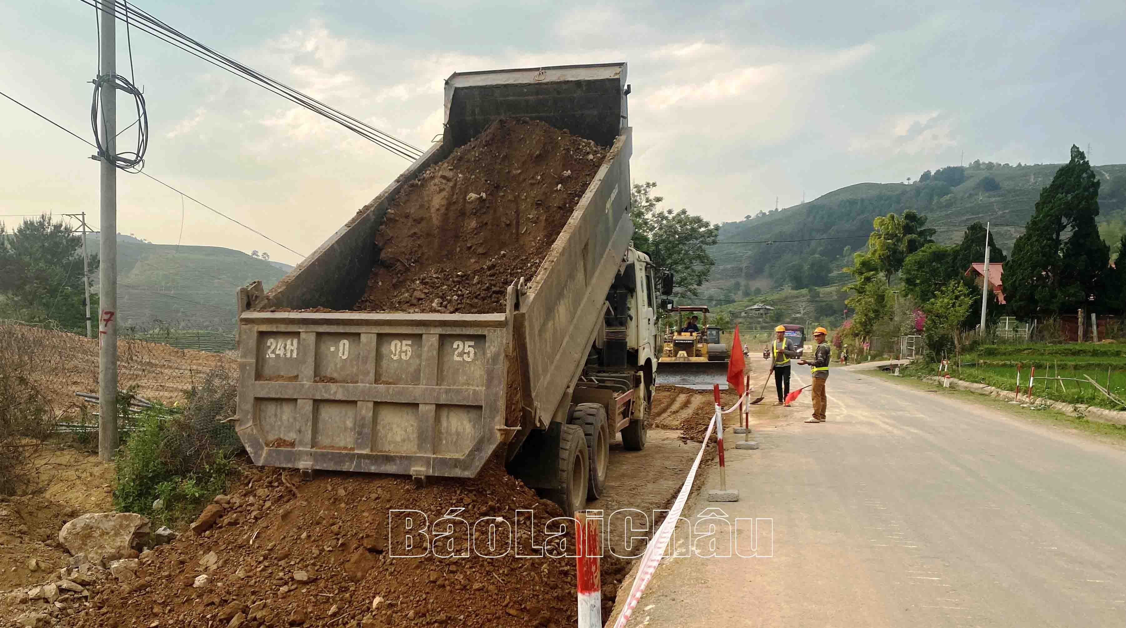 Đơn vị thi công tranh thủ thời tiết đẩy nhanh tiến độ gói thầu số 5 trên địa bàn xã Trung Đồng. 