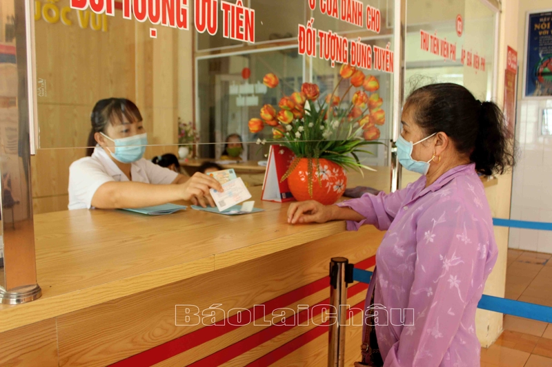 Người dân khám, chữa bệnh thẻ BHYT tại Trung tâm Y tế huyện Tam Đường.