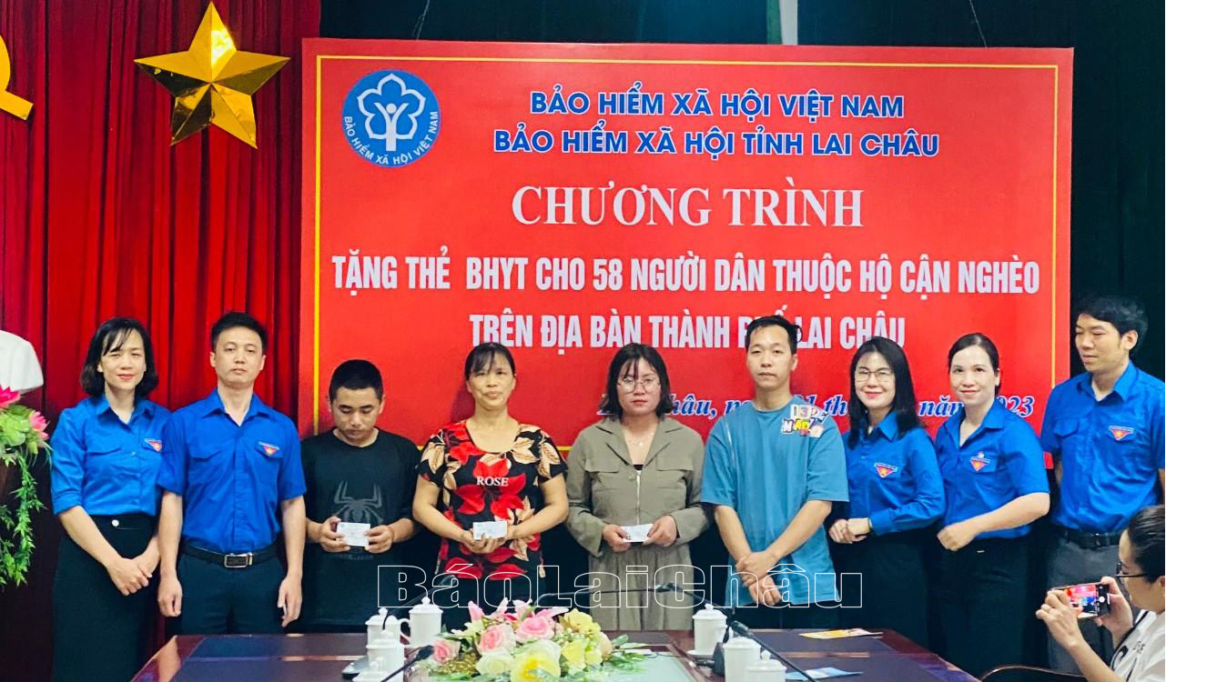 Chi đoàn trao tặng Thẻ BHYT cho người dân thuộc hộ cận nghèo