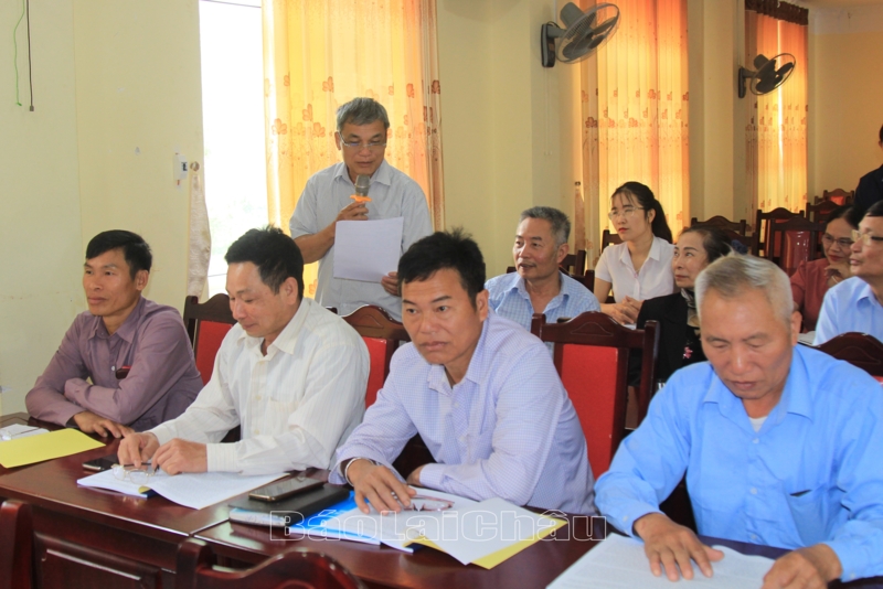 Trưởng Ban đại diện Hội NCT huyện Phong Thổ tham gia ý kiến tại tập huấn.