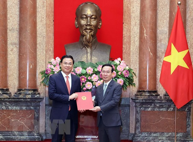 Chủ tịch nước Võ Văn Thưởng trao quyết định cho Đại sứ Phạm Quang Hiệu - Ảnh: TTXVN