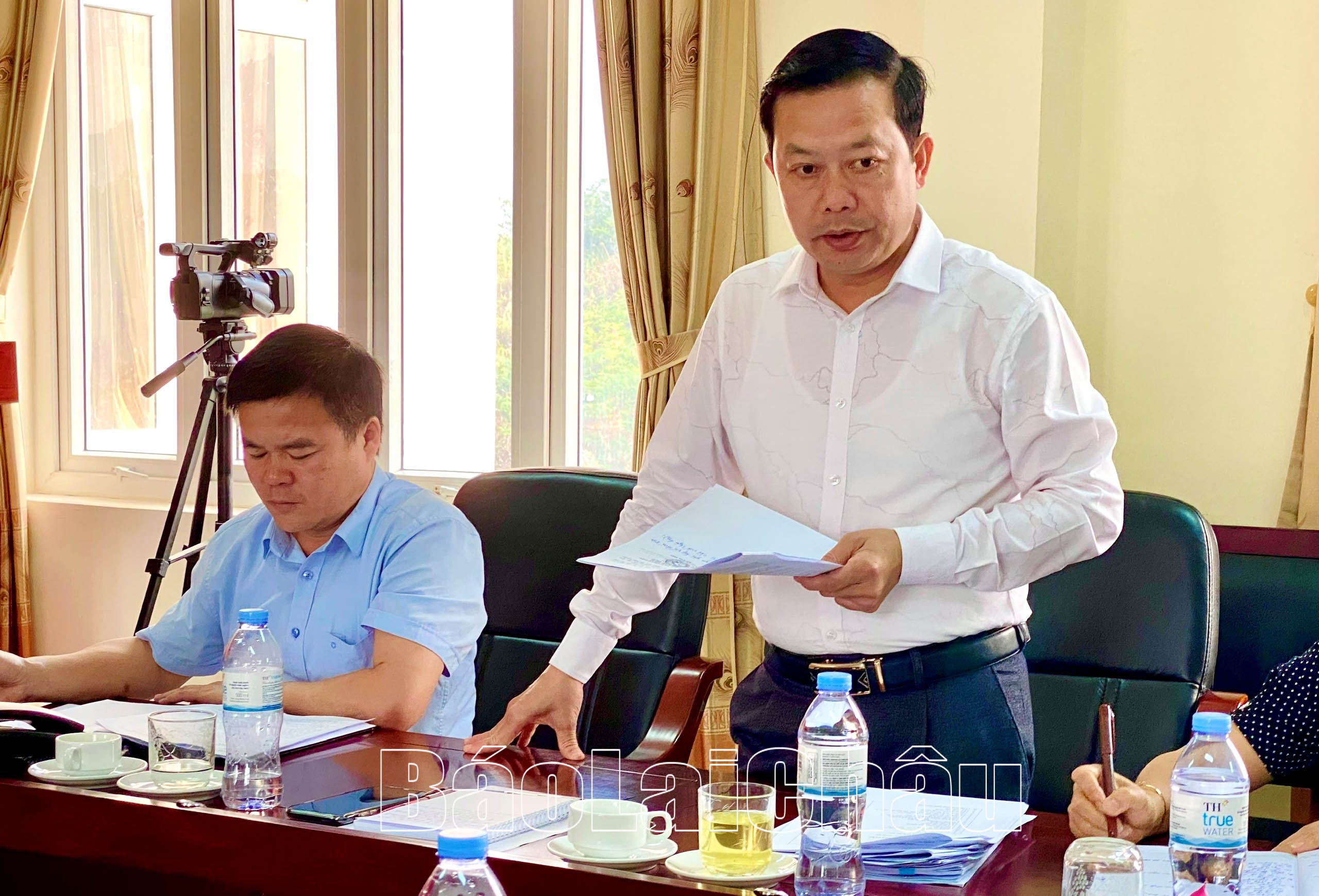 Đồng chí Lò Văn Biên - Phó Chủ tịch UBND huyện Tân Uyên có ý kiến với đoàn giám sát.