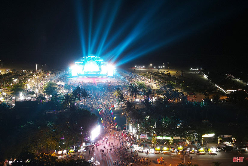 Rất đông người dân và du khách về Xuân Thành tham gia lễ khai trương du lịch biển Hà Tĩnh.
