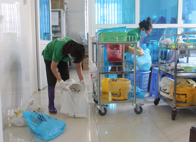 Người dân đổi vỏ chai nhựa lấy giỏ cói trong chương trình “Tuổi trẻ Lào Cai nói không với rác thải nhựa dùng 1 lần” do Tỉnh đoàn tổ chức.