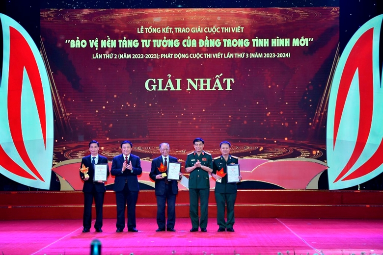 Đồng chí Đại tướng Phan Văn Giang và đồng chí Nguyễn Xuân Thắng trao thưởng cho các tác giả đoạt giải Nhất của Cuộc thi viết "Bảo vệ nền tảng tư tưởng của Đảng trong tình hình mới” lần thứ 2 (năm 2022-2023). 