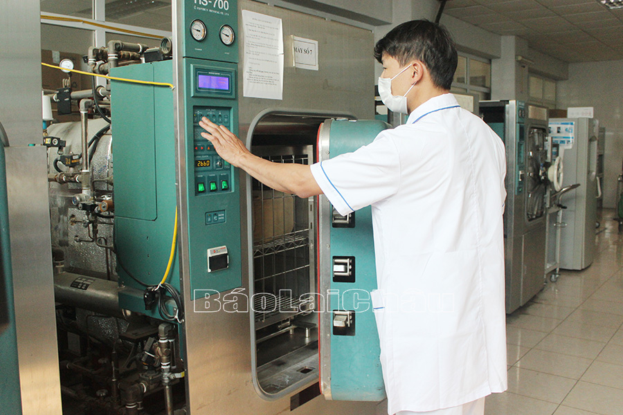Cán bộ y tế khoa Kiểm soát nhiễm khuẩn (Bệnh viện Đa khoa tỉnh Lai Châu) sử dụng máy để tiệt khuẩn đồ vải và dụng cụ y tế. 	