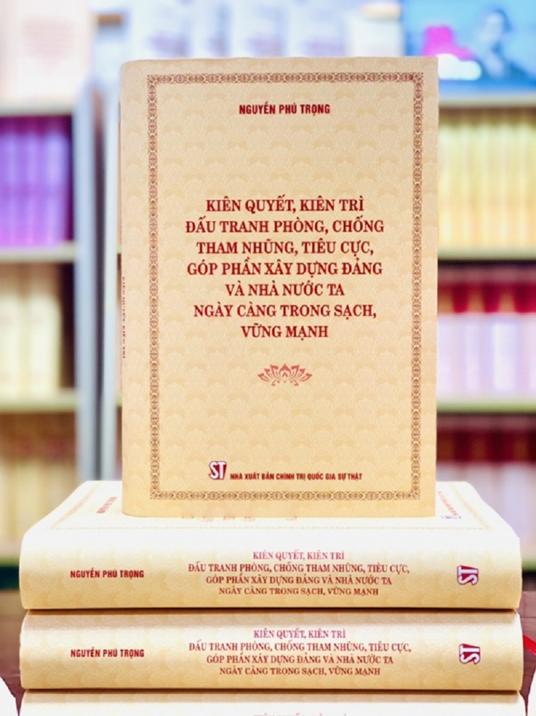  Cuốn sách “Kiên quyết, kiên trì đấu tranh phòng, chống tham nhũng, tiêu cực, góp phần xây dựng Đảng và Nhà nước ta ngày càng trong sạch, vững mạnh” của đồng chí Tổng Bí thư Nguyễn Phú Trọng. Ảnh: Hoa Nguyễn