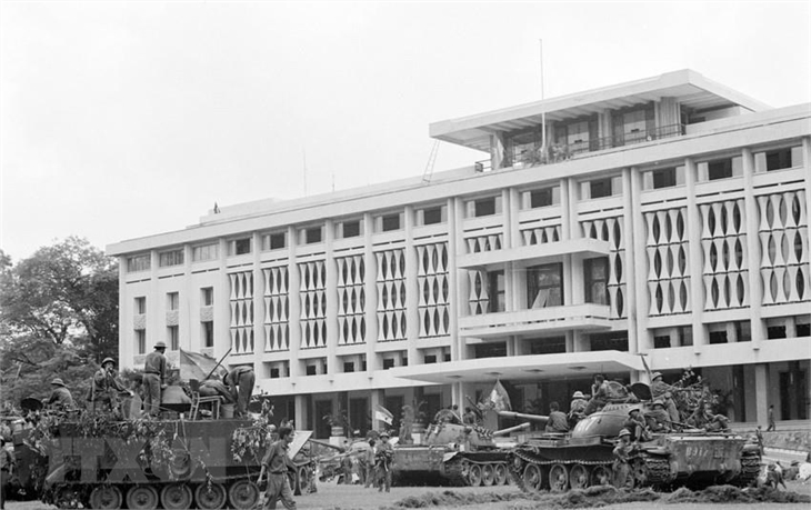 Xe tăng quân Giải phóng chiếm phủ Tổng thống ngụy quyền Sài Gòn, trưa 30/4/1975. (Ảnh: Mai Hưởng/TTXVN).