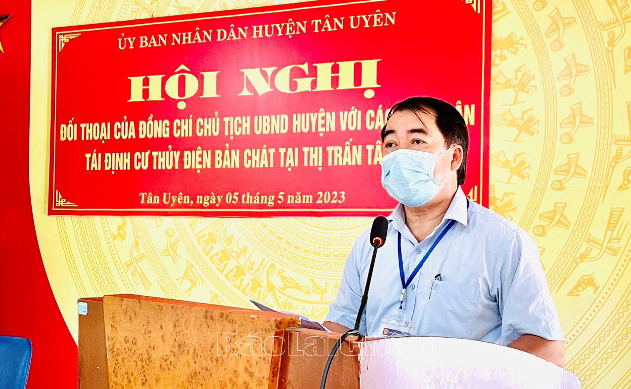 Đồng chí Nguyễn Thanh Văn - Phó Bí thư Huyện ủy, Chủ tịch UBND huyện Tân Uyên đối thoại với người dân thuộc diện tái định cư thị trấn Tân Uyên.