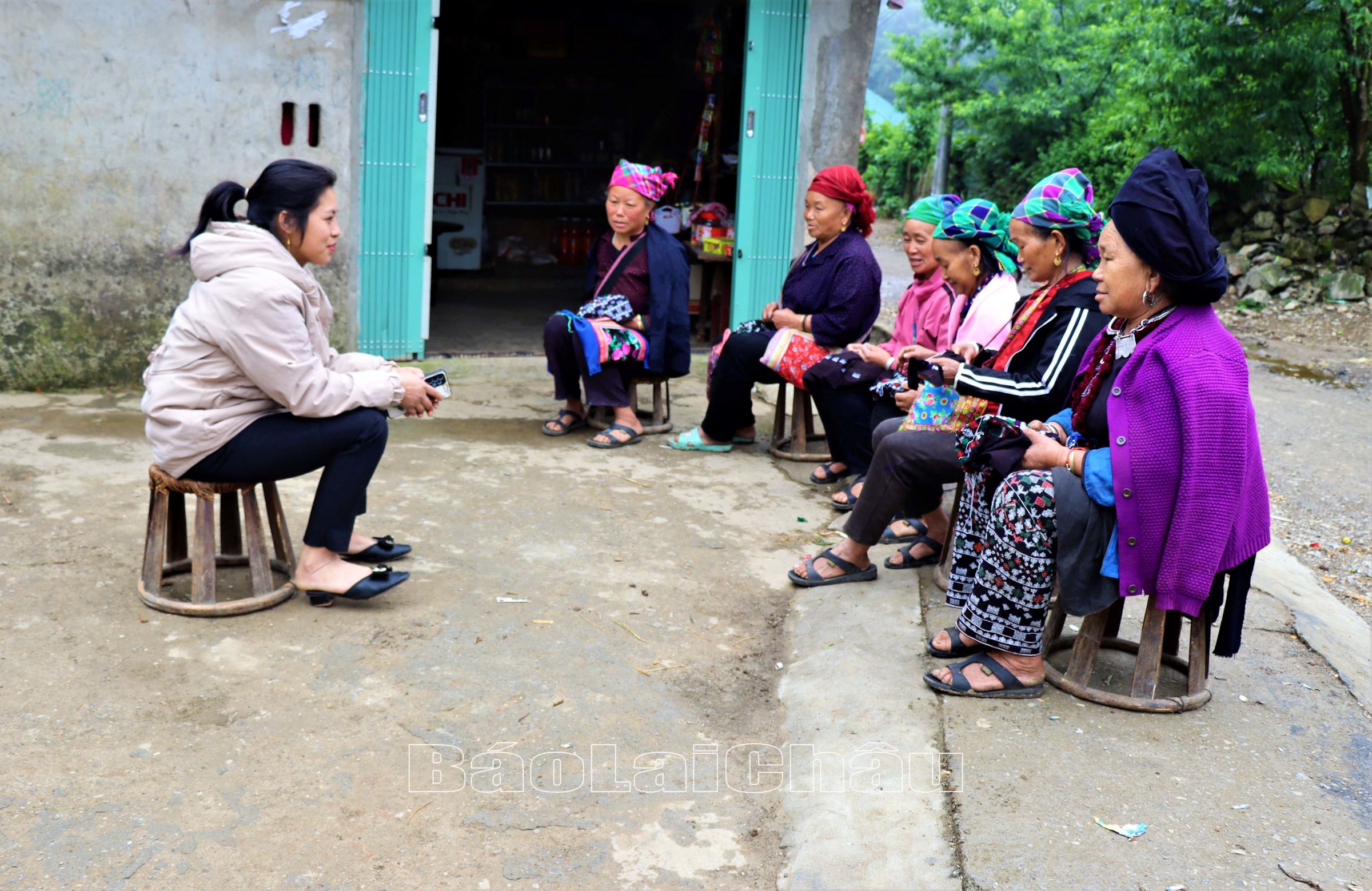 Cán bộ xã Phăng Sô Lin (huyện Sìn Hồ) tuyên truyền giúp người dân nâng cao ý thức trong xây dựng NTM.