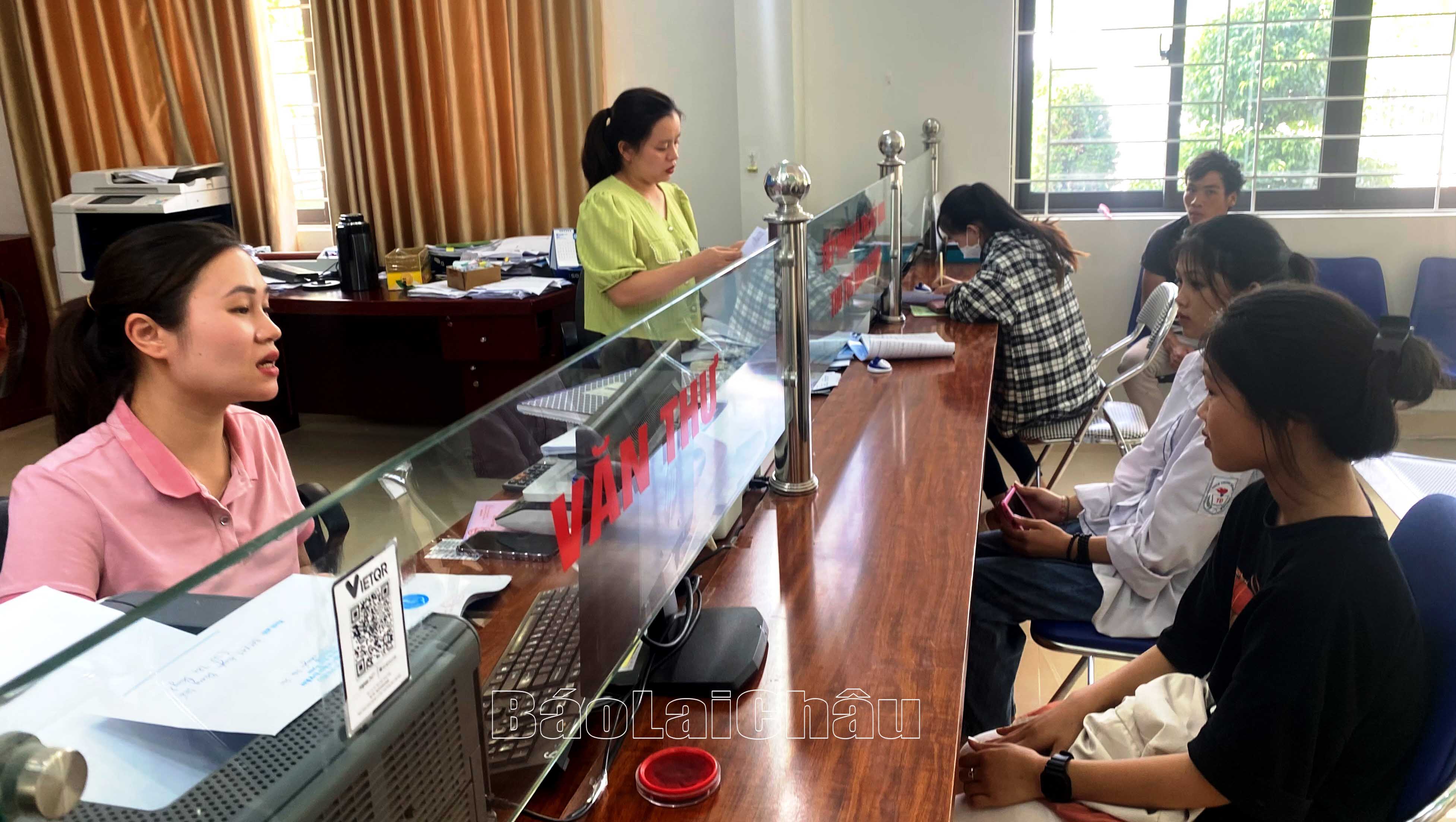 Học sinh trên địa bàn huyện có nhu cầu mua bảo hiểm y tế, bảo vệ sức khỏe.