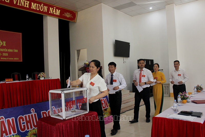 Đại biểu bỏ phiếu bầu Ban Chấp hành Công đoàn cơ sở Đài PTTH tỉnh khóa VII, nhiệm kỳ 2023 – 2028.