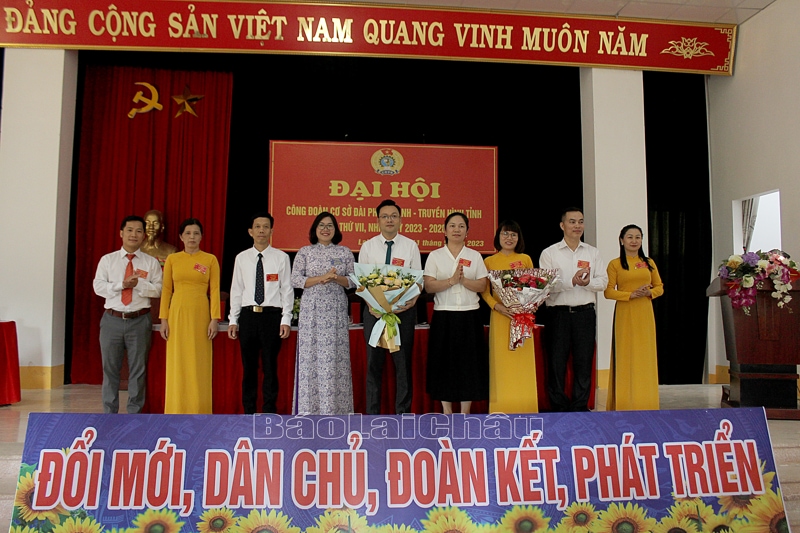 Lãnh đạo Đài PTTH tỉnh, Công đoàn Viên chức tỉnh tặng hoa chúc mừng Ban Chấp hành Công đoàn cơ sở Đài PTTH tỉnh khóa VII, nhiệm kỳ 2023 – 2028.