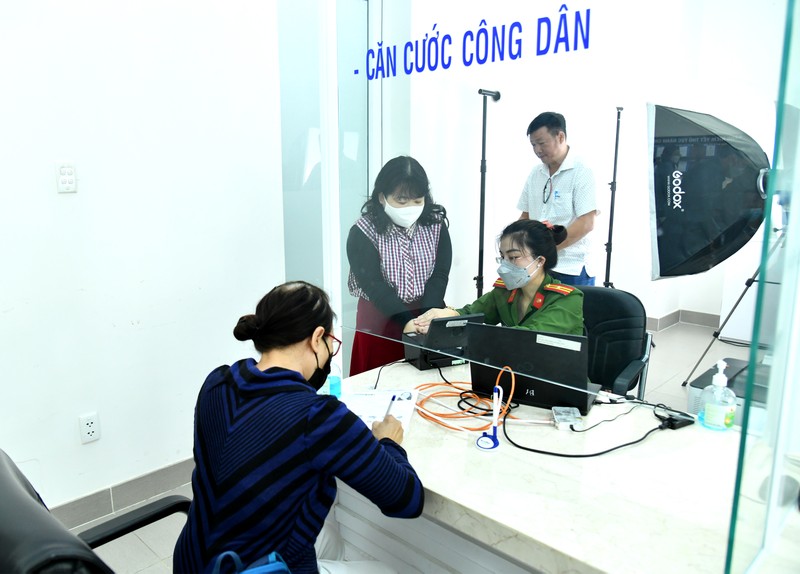 Người dân đến làm thủ tục xin cấp thẻ căn cước công dân tại Công an tỉnh Lâm Đồng. Ảnh: Thanh Trúc