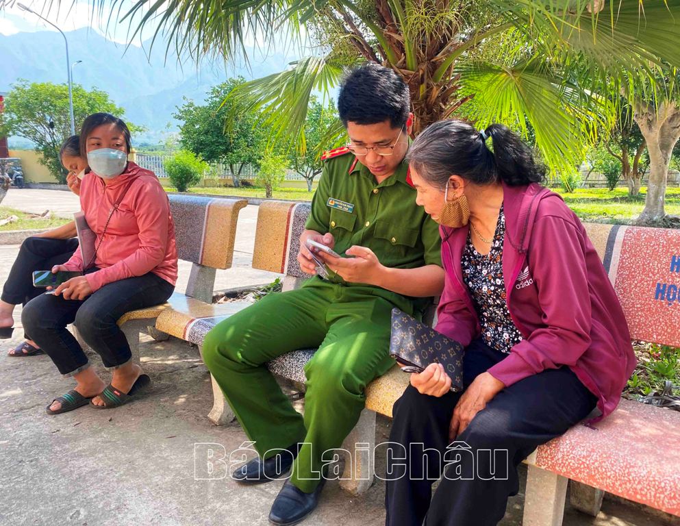 Lực lượng công an hướng dẫn trực tiếp cho người dân cách cài đặt VNeID trên điện thoại di động.