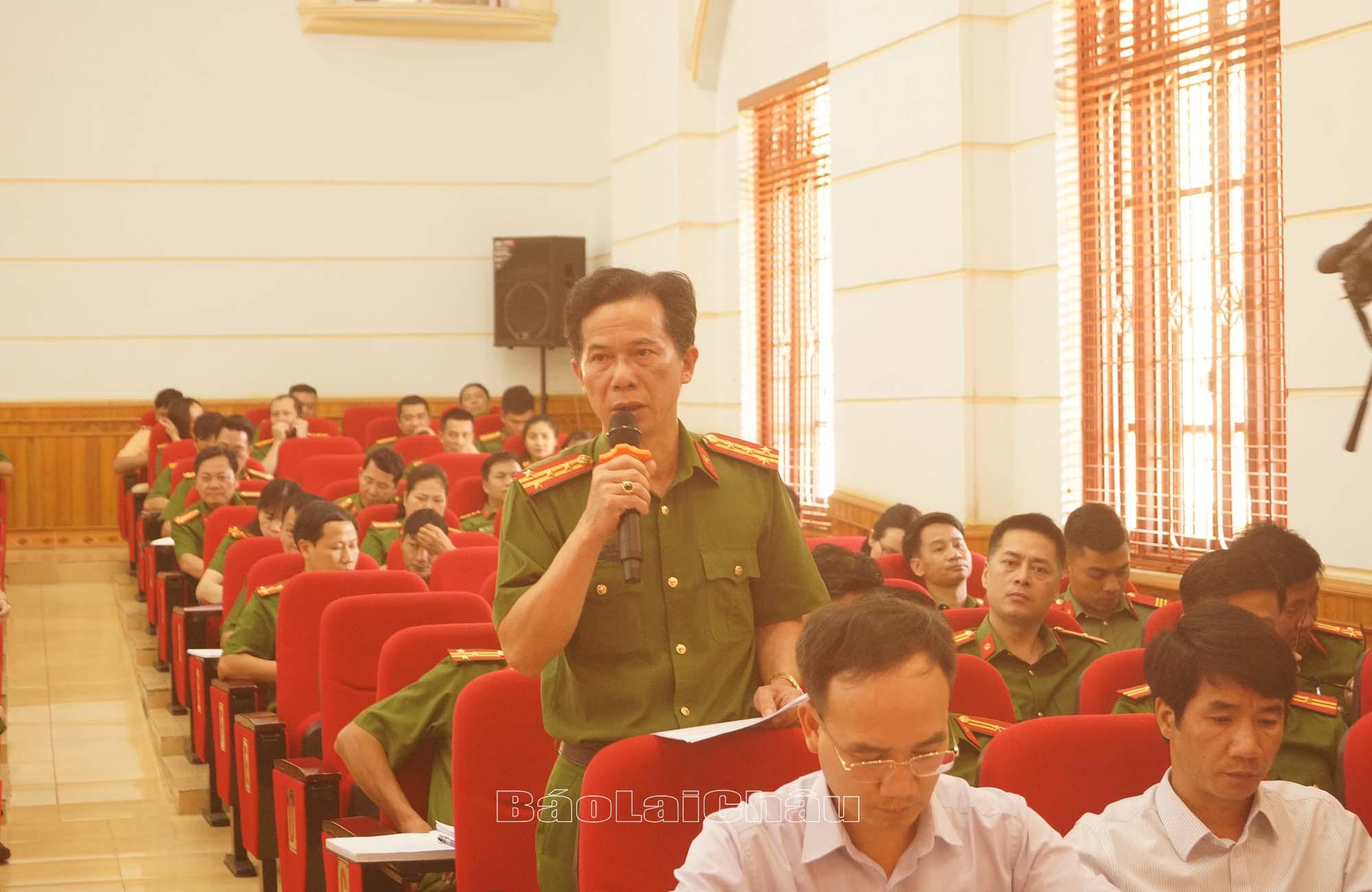 Đại biểu tham gia ý kiến.