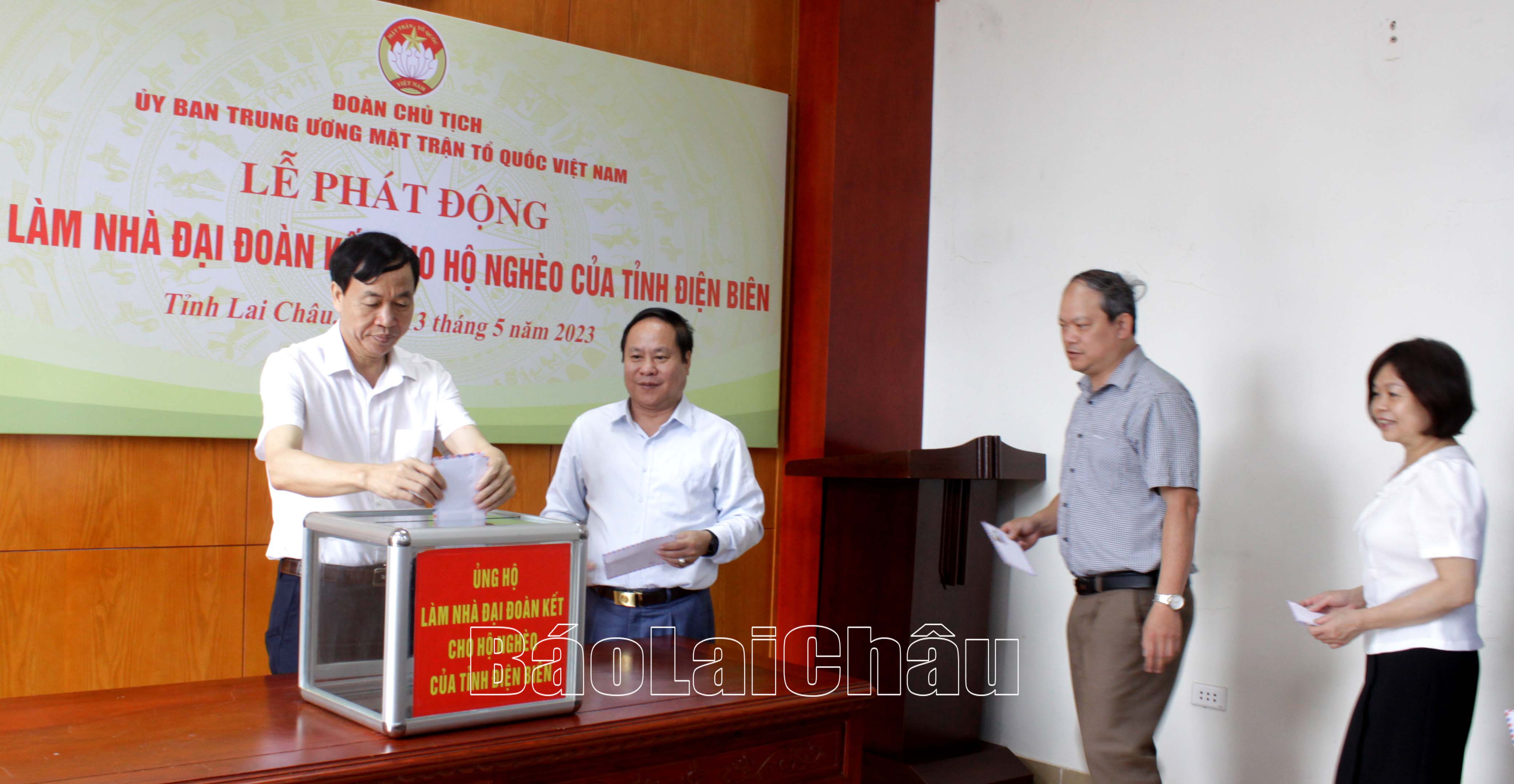 Các đồng chí lãnh đạo Tỉnh ủy, UBND tỉnh và các đại biểu dự Lễ phát động tại tỉnh tham gia quyên góp ủng hộ làm nhà đại đoàn kết cho hộ nghèo tỉnh Điện Biên.