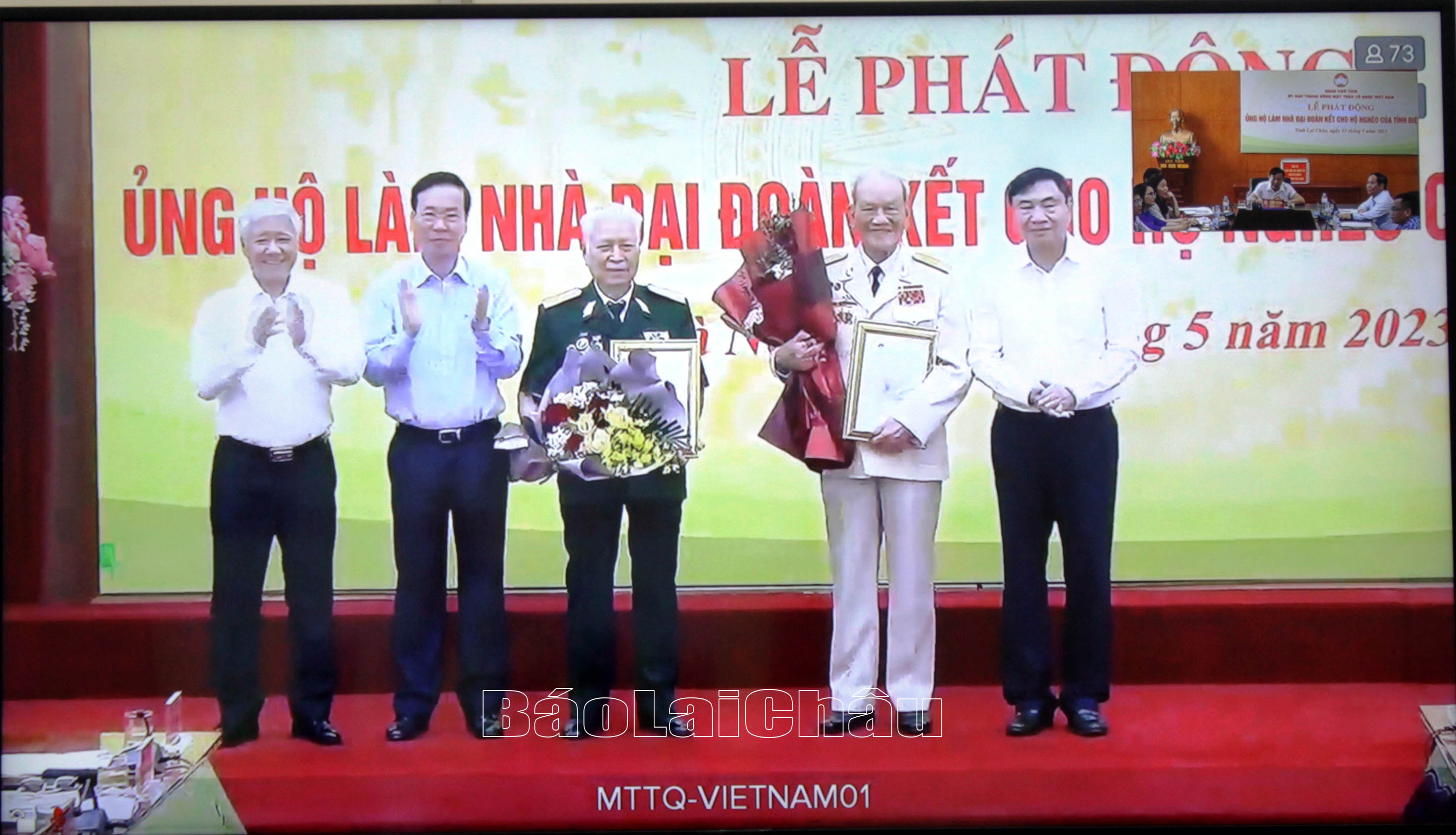 Chủ tịch nước Võ Văn Thưởng cũng lãnh đạo TWMTTQ Việt Nam tặng hoa, giấy chứng nhận cho 2 chiến sỹ Điện Biên năm xưa đã có thành tích ủng hộ chương trình làm nhà cho hộ nghèo tỉnh Điện Biên.