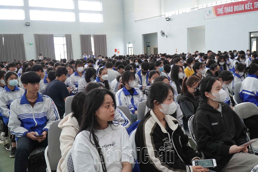 Học sinh tham gia điểm cầu trực tuyến tại Trường THPT Chuyên Lê Qúy Đôn, tỉnh Lai Châu.