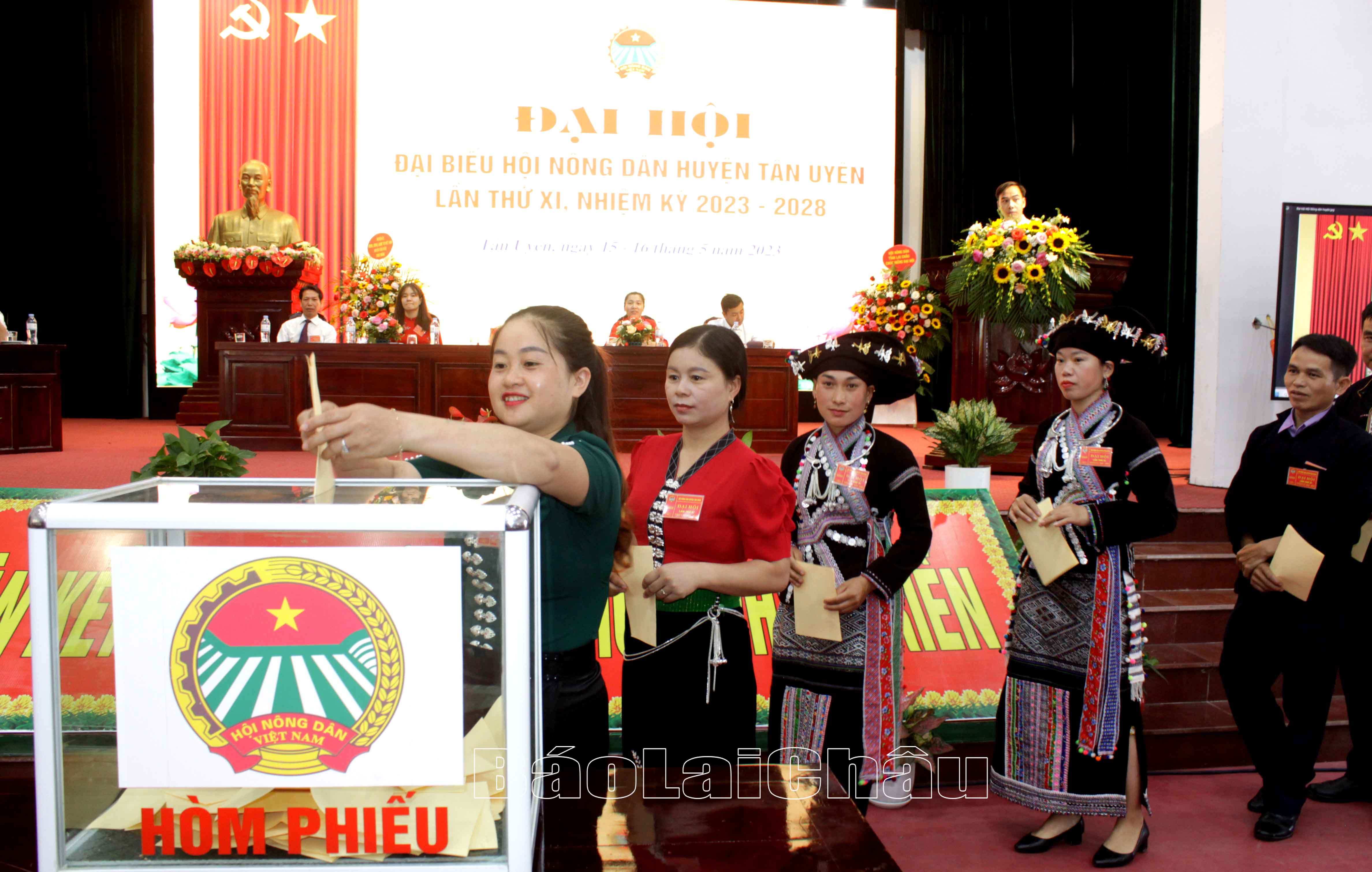 Đại biểu bỏ phiếu bầu Ban Chấp hành Hội Nông dân huyện Tân Uyên lần thứ XI, nhiệm kỳ 2023 - 2028.