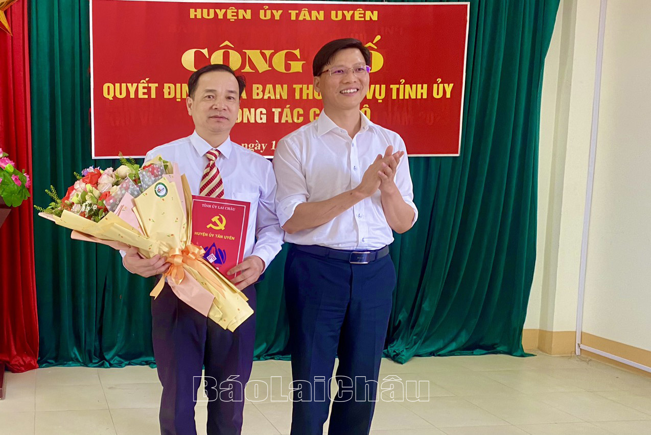 Đồng chí Bùi Huy Phương – Tỉnh ủy viên, Bí thư Huyện ủy, Chủ tịch HĐND huyện trao quyết định chuẩn y Ủy viên BTV Huyện ủy Tân Uyên khóa XVIII, nhiệm kỳ 2020 – 2025 đối với đồng chí Phạm Ngọc Lệ. 