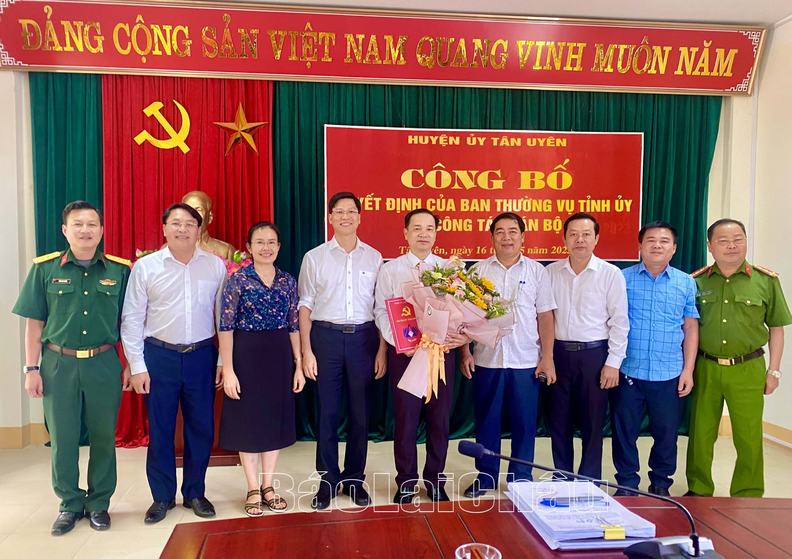 Các đồng chí trong Ban Thường vụ Huyện ủy Tân Uyên tặng hoa chúc mừng đồng chí Phạm Ngọc Lệ.