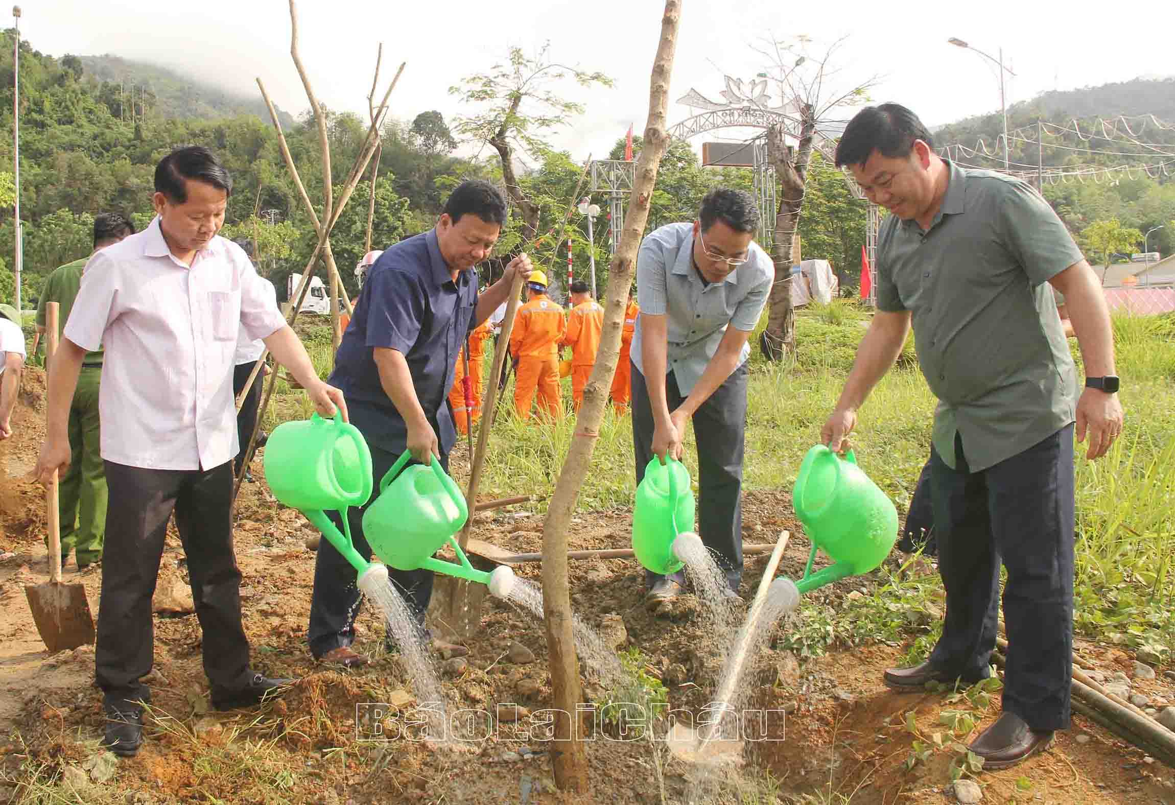 lãnh đạo trồng cây
