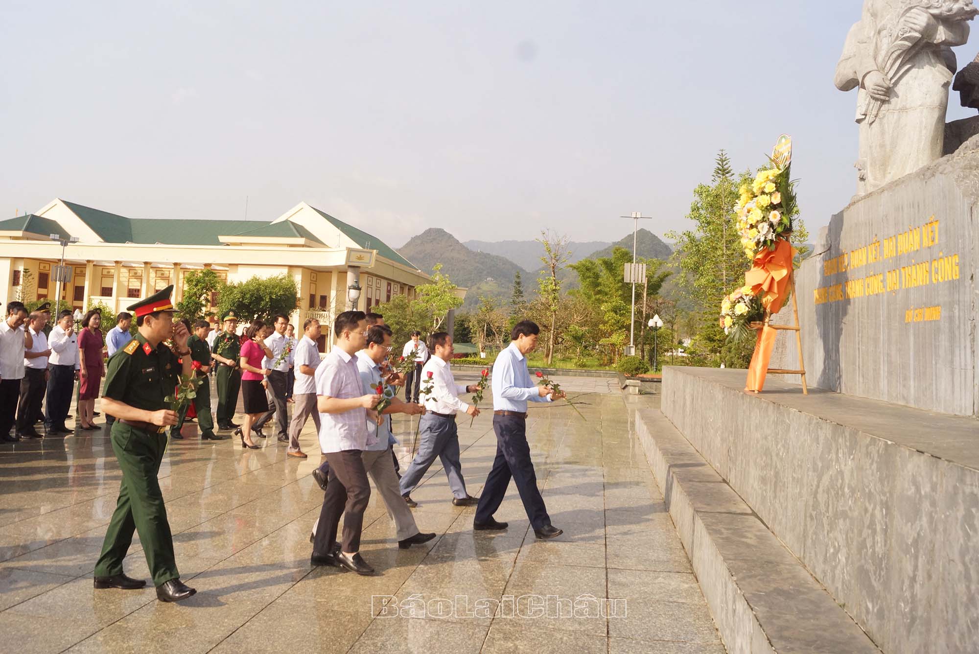 Đoàn đại biểu dâng hoa tại tượng đài.