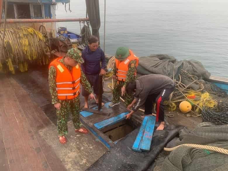  Cán bộ, chiến sĩ Đồn Biên phòng Đảo Trần kiểm tra phương tiện đánh bắt thuỷ sản vi phạm quy định IUU.