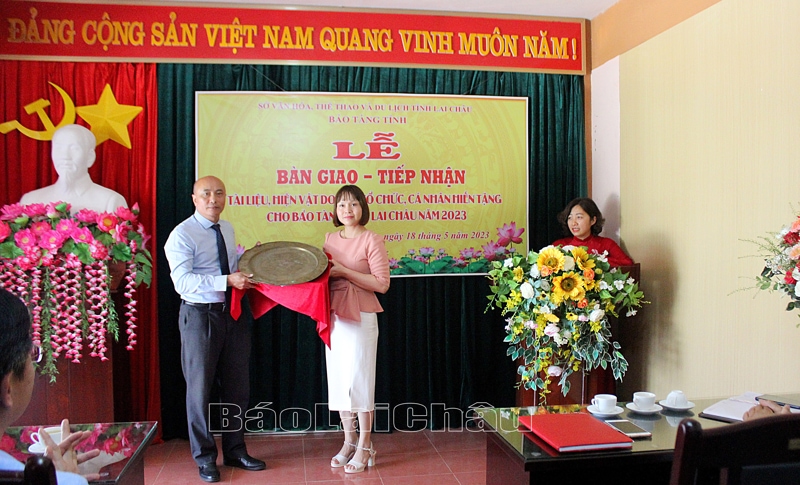 Bà Bùi Thị Liệu ở tổ 18, phường Tân Phong (thành phố Lai Châu) trao tặng mâm đồng cho Bảo tàng tỉnh.