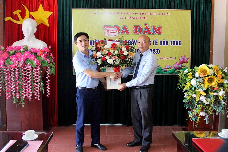 Đồng chí Trần Quang Kháng - Phó Giám đốc Sở Văn hóa, Thể thao và Du lịch tặng hoa chúc mừng Bảo tàng tỉnh nhân kỷ niệm 46 năm ngày Quốc tế Bảo tàng