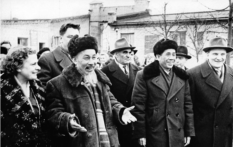  Chủ tịch Hồ Chí Minh cùng Bí thư thứ nhất Lê Duẩn dự Đại hội lần thứ XXII của Đảng Cộng sản Liên Xô, năm 1961. (Ảnh: TTXVN)