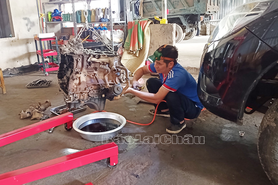 Sửa xe tại gara ô-tô Minh Khôi (tổ dân phố 3, thị trấn Tân Uyên) khách hàng được chăm sóc tận tình, chu đáo. 