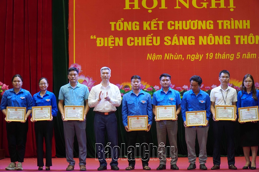 Đồng chí Hà Văn Sơn- Phó bí thư huyện ủy, Chủ tịch UBND huyện Nậm Nhùn tặng giấy khen cho các tập thể có thành tích xuất sắc trong thực hiện chương trình.