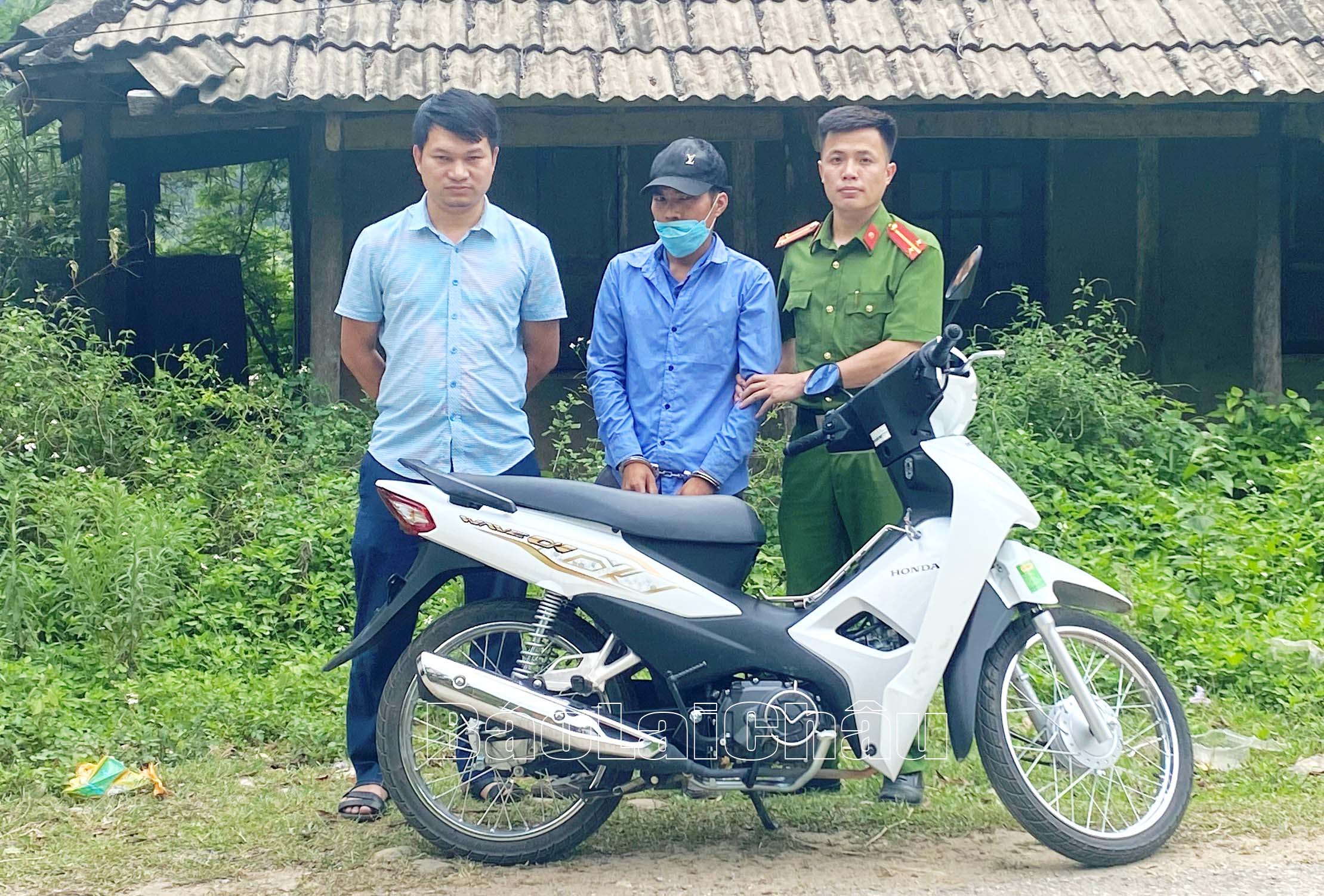 Lực lượng công an bắt giữ đối tượng trộm cắp xe máy.