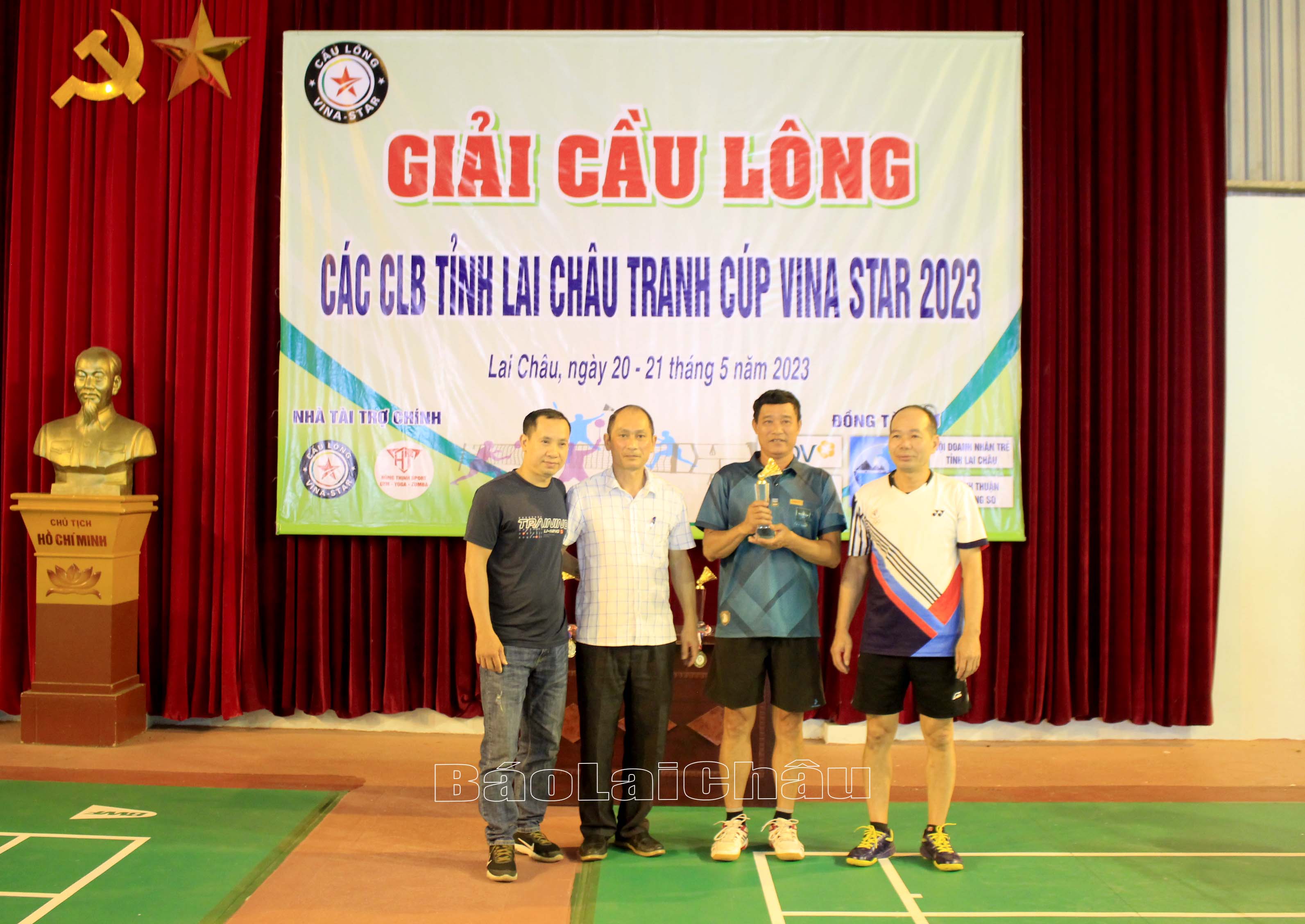 Ban tổ chức trao cúp cho VĐV nhiều tuổi nhất Bùi Quang Minh - CLB Cầu lông Sở Giáo dục và Đào tạo. 