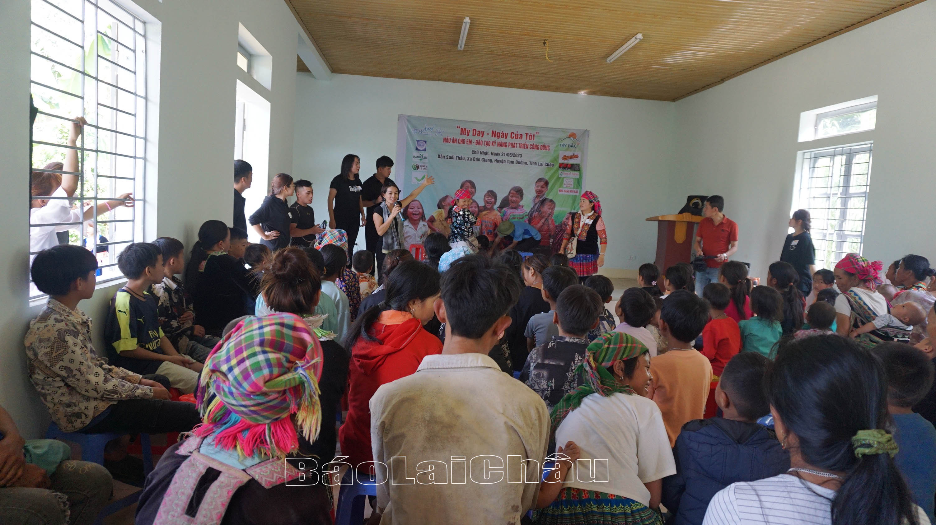 Chương trình có sự tham dự của nhiều học sinh và người dân trong bản.
