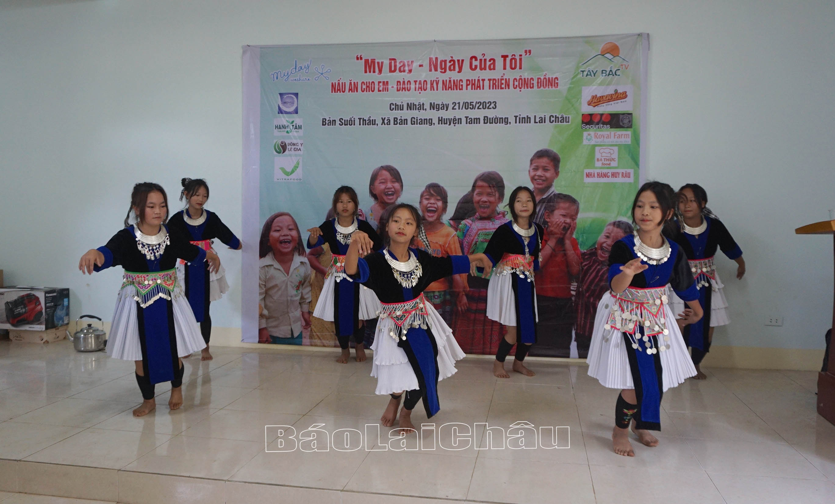 Tiết mục văn nghệ do học sinh trong bản biểu diễn.