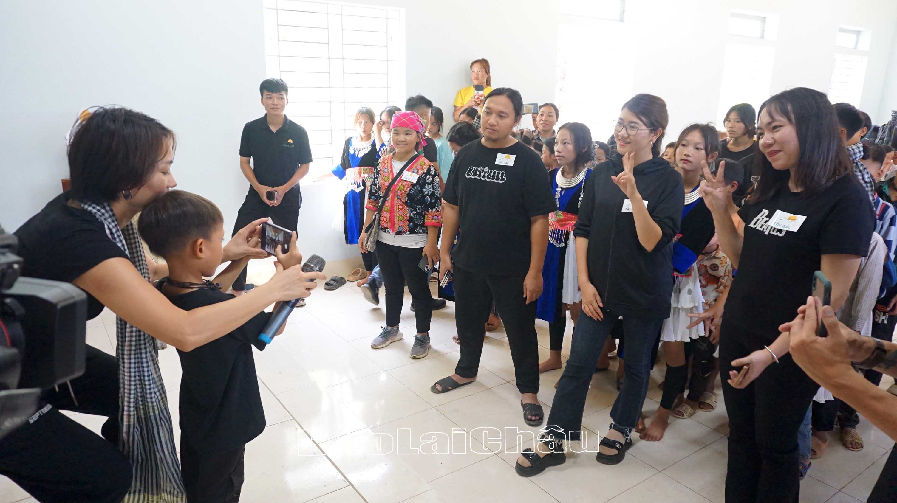 Chia sẻ, hướng dẫn cách chụp ảnh, quay vi deo ngắn.