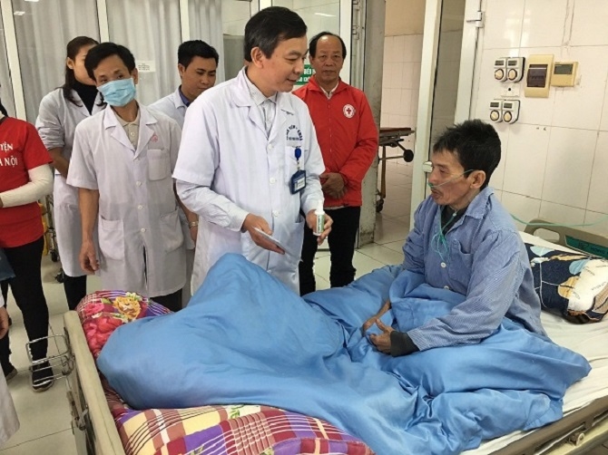  Bác sĩ Hoàng Quang Tú hướng dẫn người bệnh cách sử dụng thuốc an toàn. Ảnh: NQ.