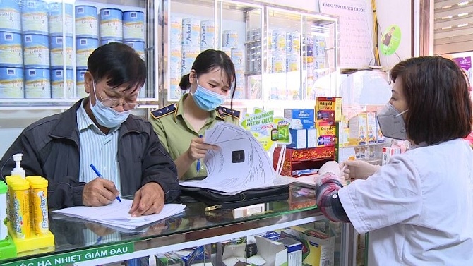  Cơ quan chức năng huyện Phúc Thọ (Hà Nội) kiểm tra điều kiện đăng ký kinh doanh của các cơ sở kinh doanh thuốc và thiết bị y tế trên địa bàn. Ảnh: VN.