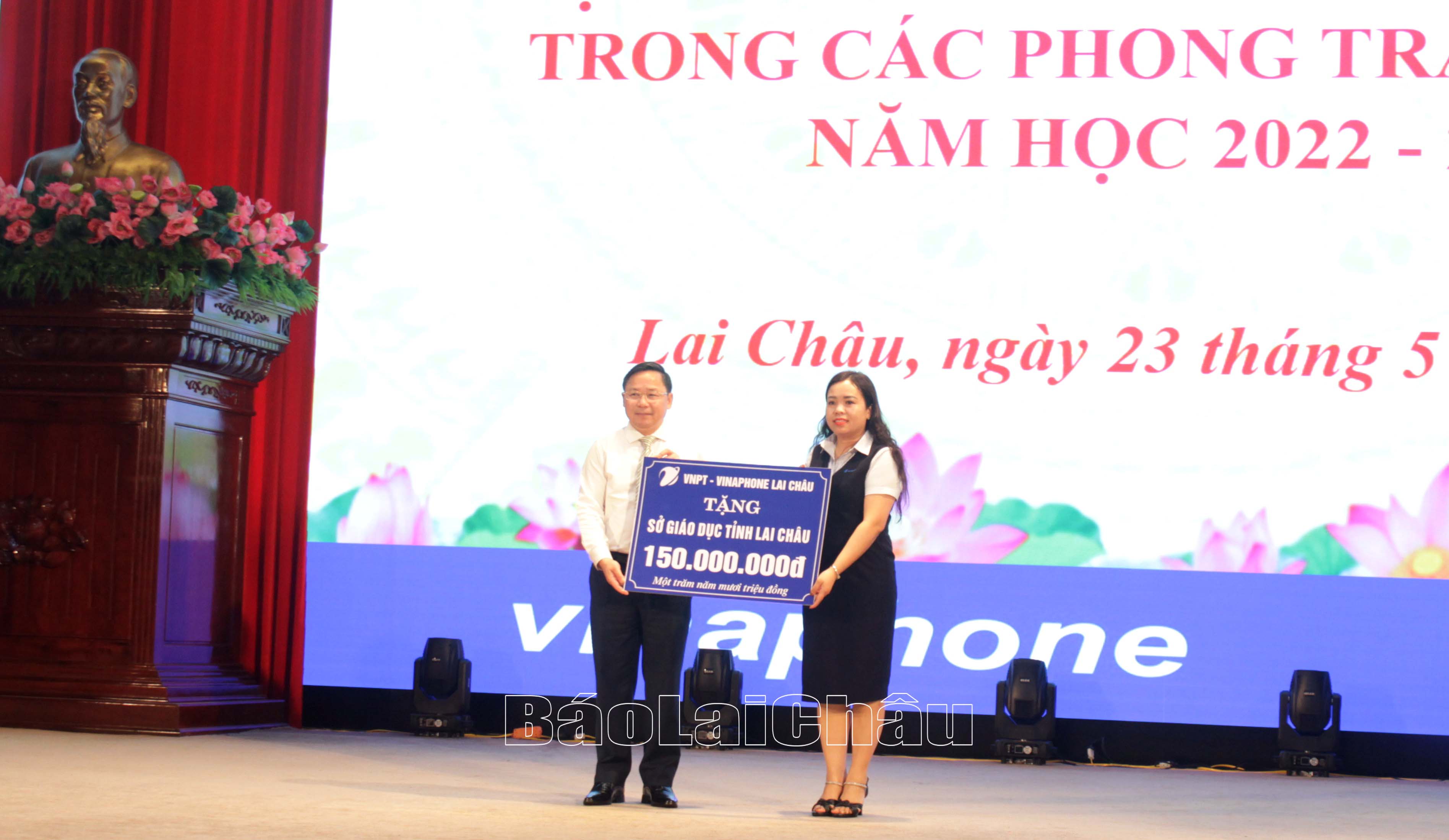 Bà Pờ Thị Hiền - Trưởng Đại diện, Giám đốc VNPT Lai Châu tặng Sở GD&ĐT tỉnh Lai Châu 150 triệu đồng.
